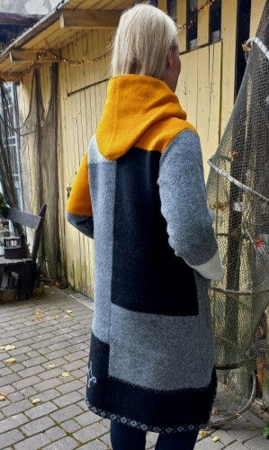 T-640 BB1 Long woolen jacket with a hoodie